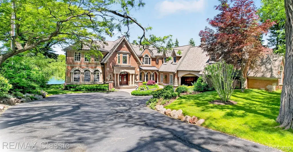2360 Private Drive Lake Angelus City MI 48329