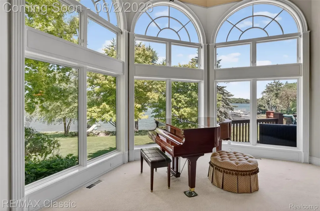 2360 Private Drive Lake Angelus City MI 48329