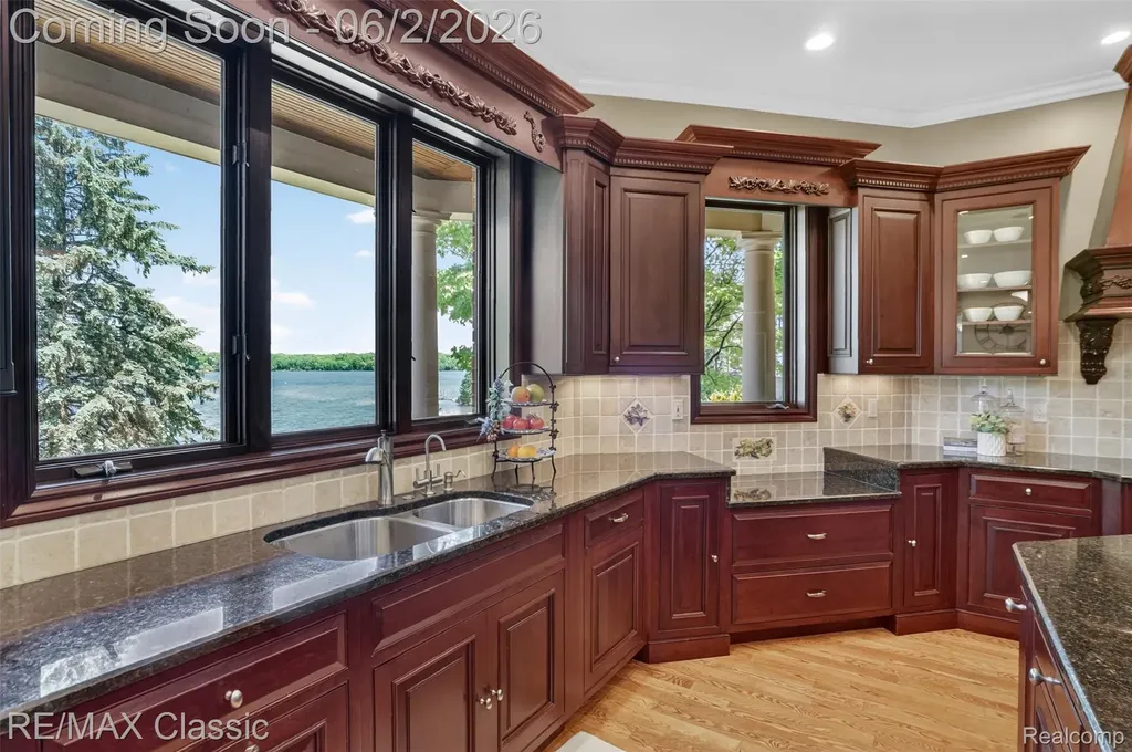2360 Private Drive Lake Angelus City MI 48329