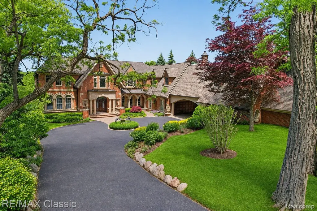 2360 Private Drive Lake Angelus City MI 48329