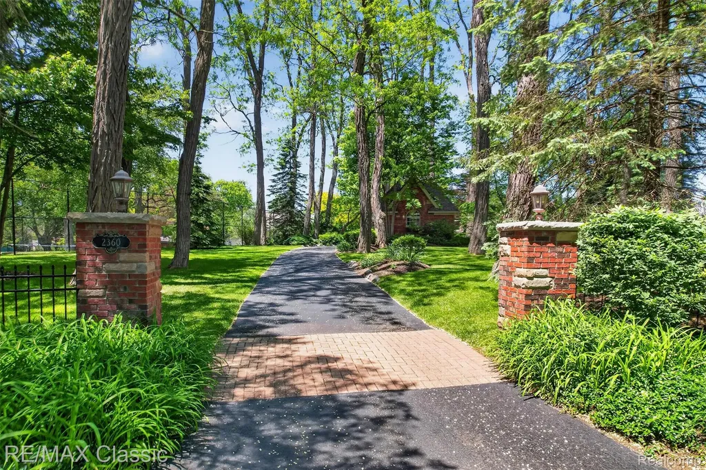 2360 Private Drive Lake Angelus City MI 48329