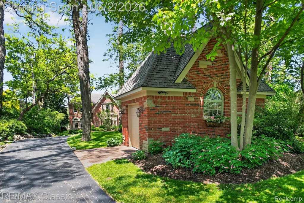 2360 Private Drive Lake Angelus City MI 48329