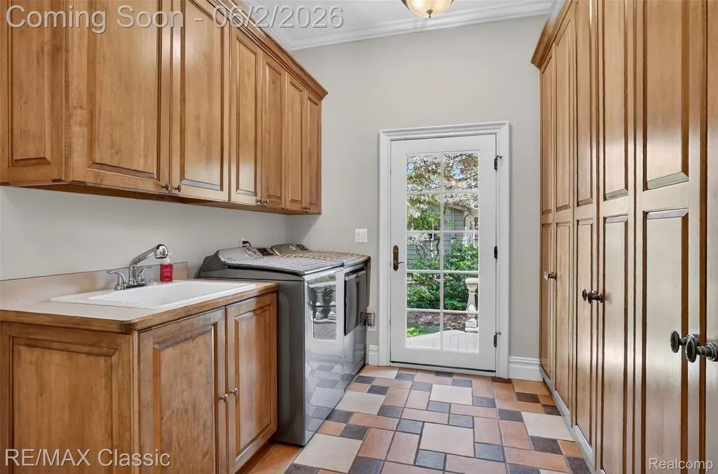 2360 Private Drive Lake Angelus City MI 48329