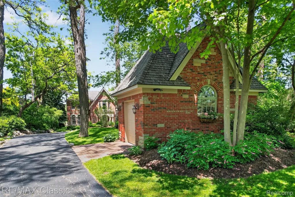 2360 Private Drive Lake Angelus City MI 48329