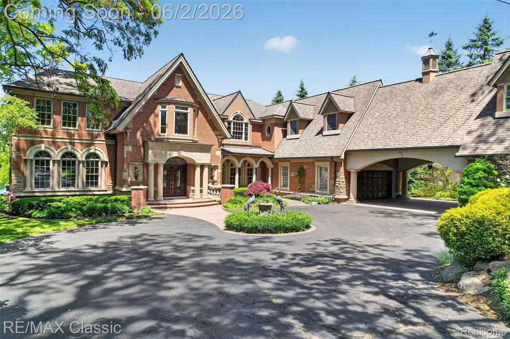 2360 Private Drive Lake Angelus City MI 48329