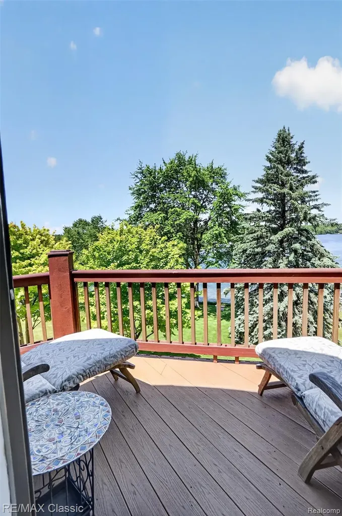 2360 Private Drive Lake Angelus City MI 48329
