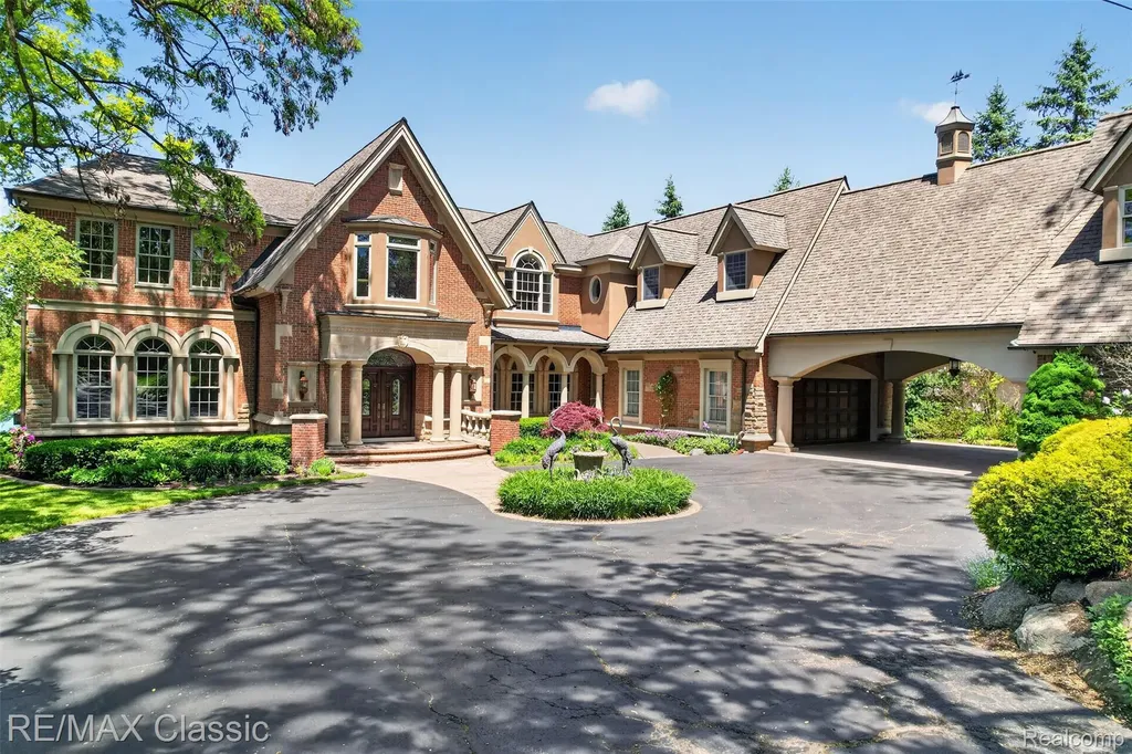2360 Private Drive Lake Angelus City MI 48329