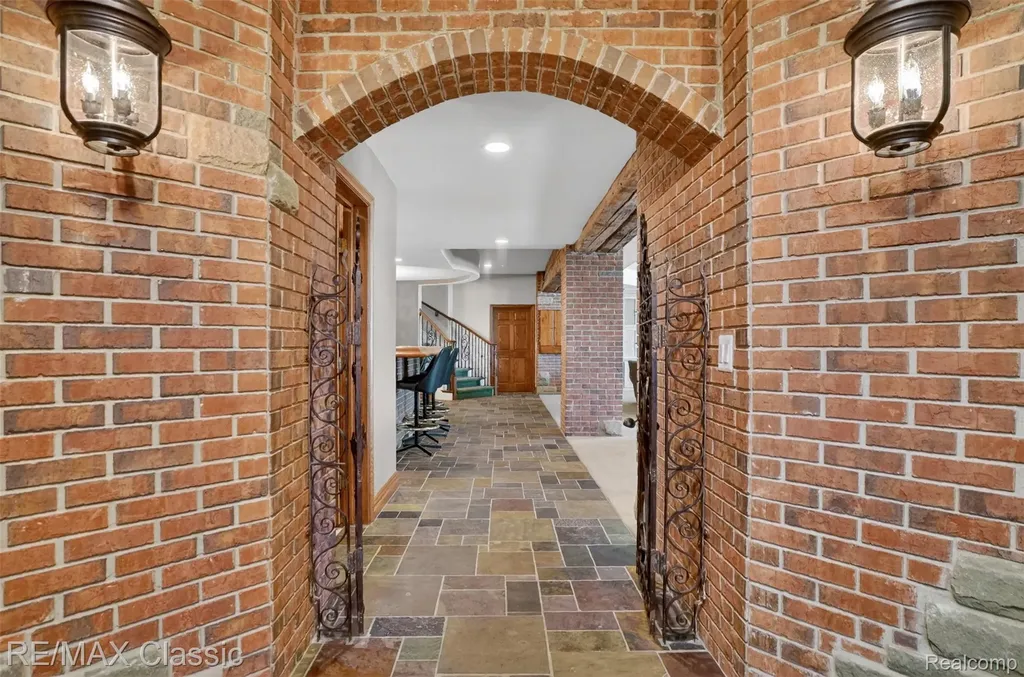 2360 Private Drive Lake Angelus City MI 48329