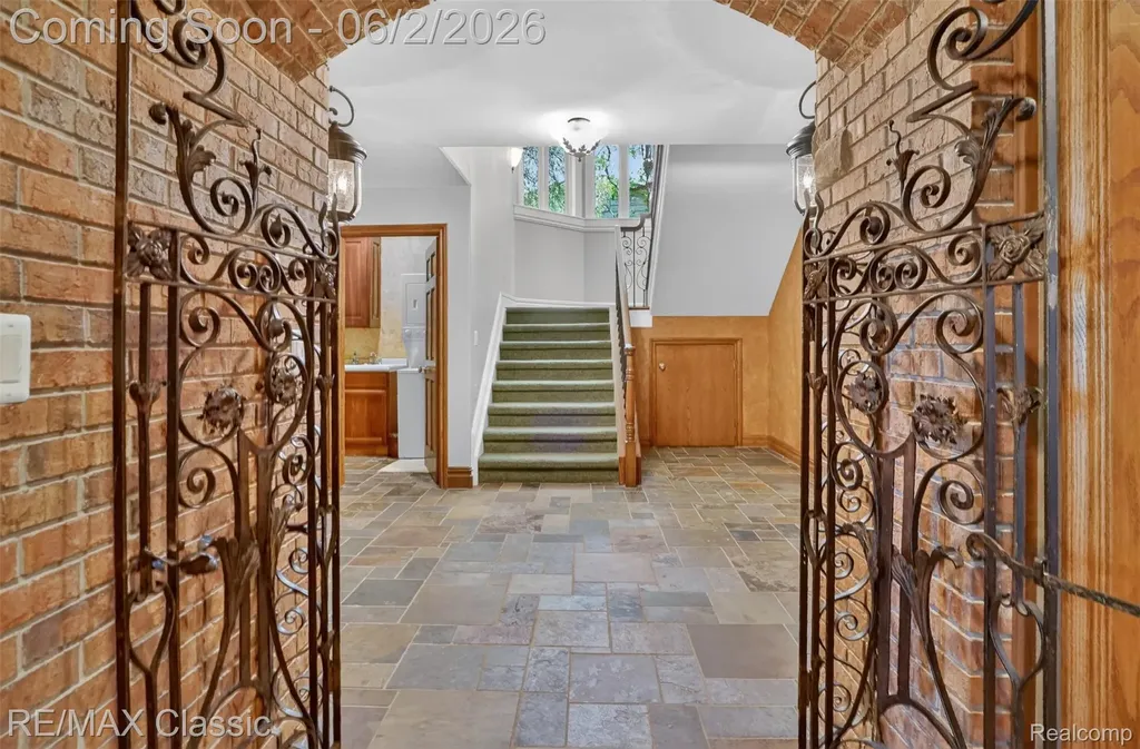 2360 Private Drive Lake Angelus City MI 48329