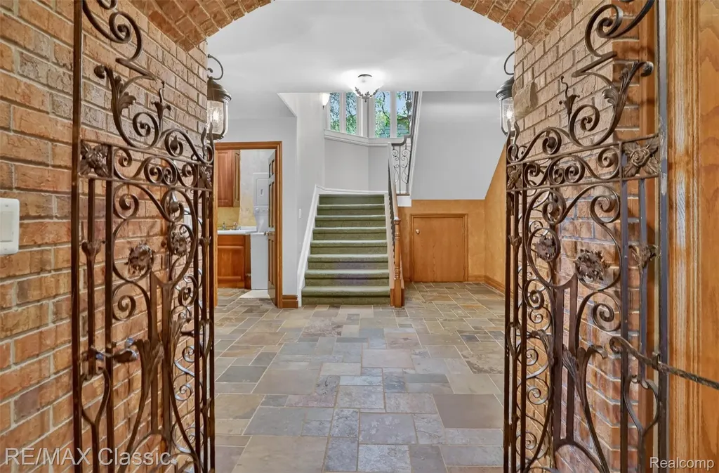 2360 Private Drive Lake Angelus City MI 48329