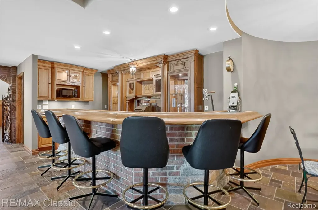 2360 Private Drive Lake Angelus City MI 48329