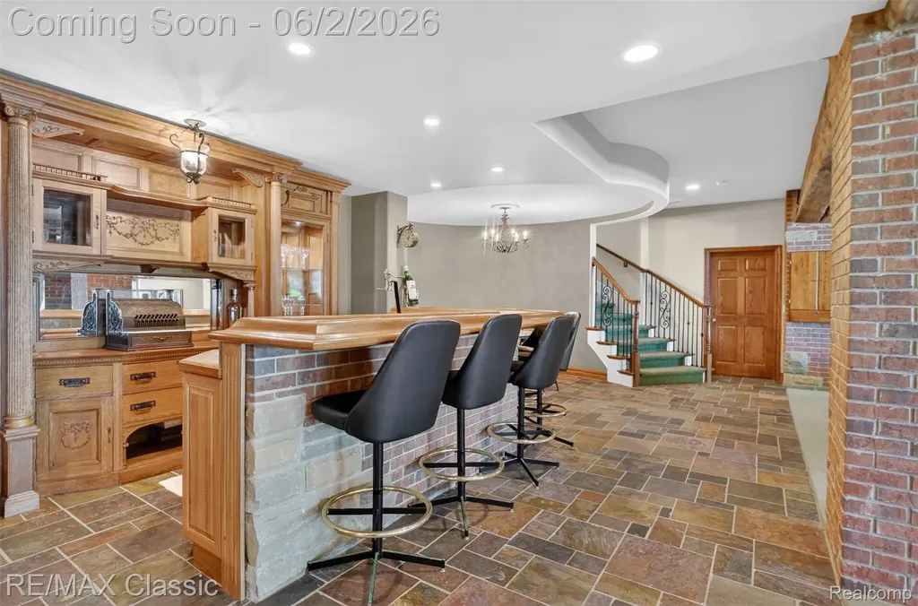 2360 Private Drive Lake Angelus City MI 48329