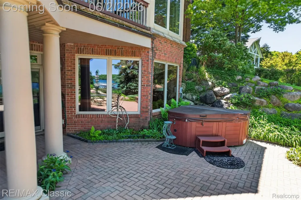 2360 Private Drive Lake Angelus City MI 48329