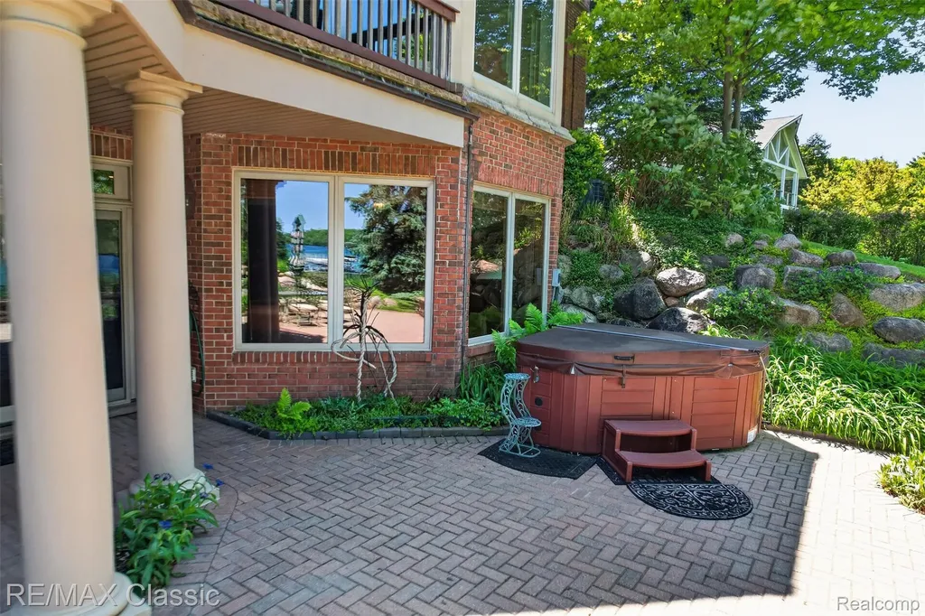 2360 Private Drive Lake Angelus City MI 48329