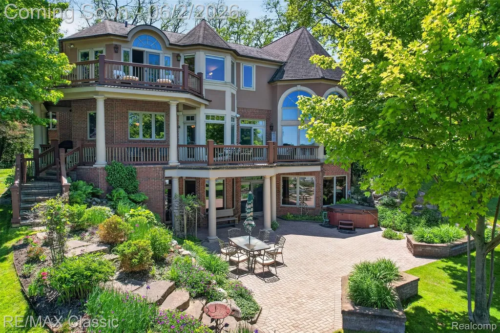 2360 Private Drive Lake Angelus City MI 48329