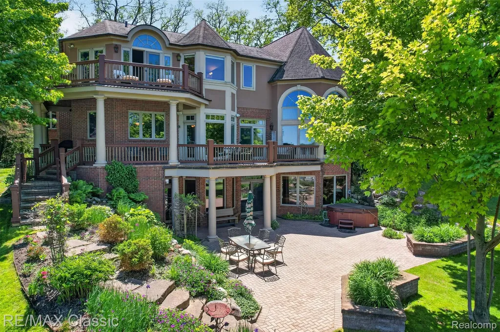 2360 Private Drive Lake Angelus City MI 48329