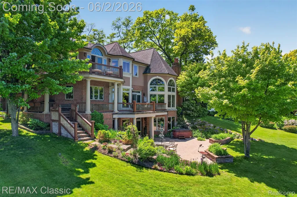 2360 Private Drive Lake Angelus City MI 48329