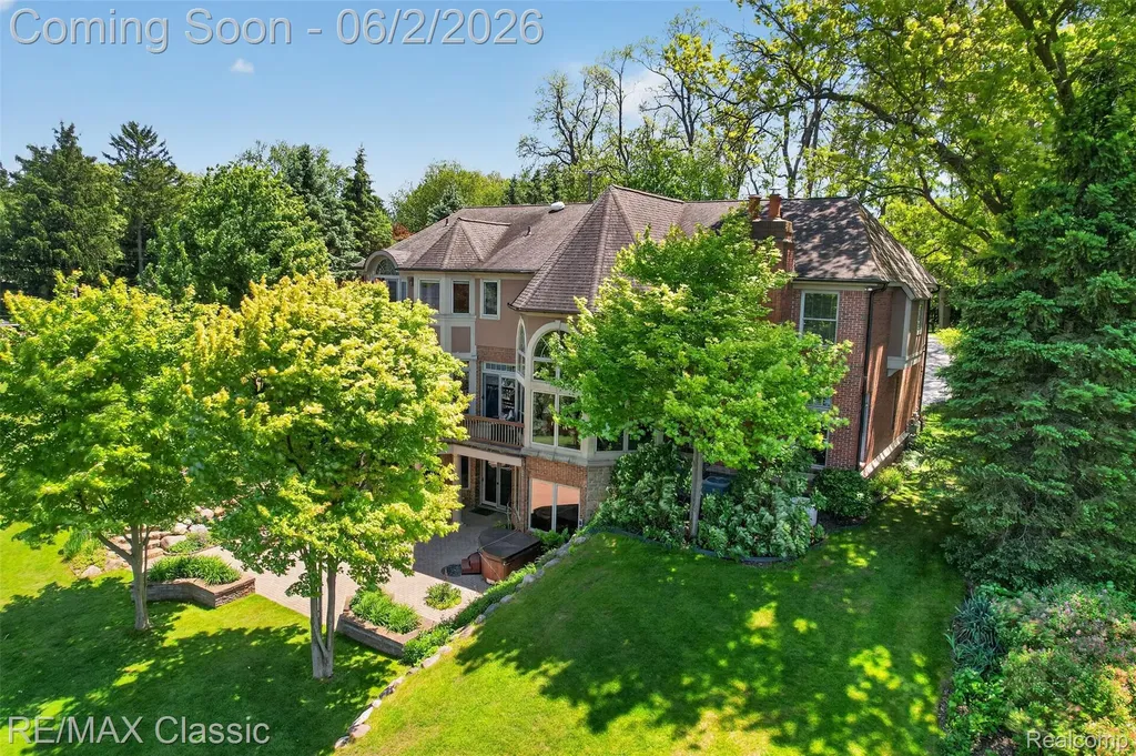 2360 Private Drive Lake Angelus City MI 48329