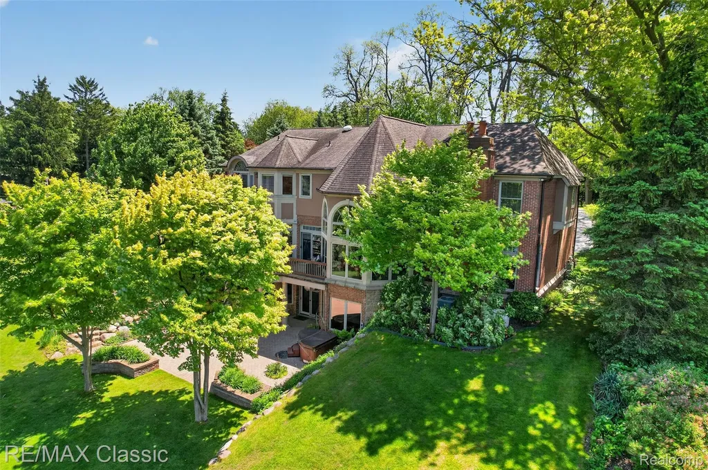 2360 Private Drive Lake Angelus City MI 48329