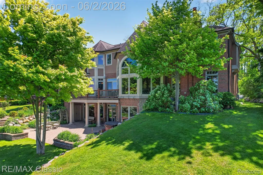 2360 Private Drive Lake Angelus City MI 48329