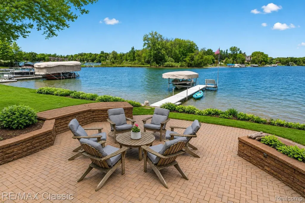 2360 Private Drive Lake Angelus City MI 48329