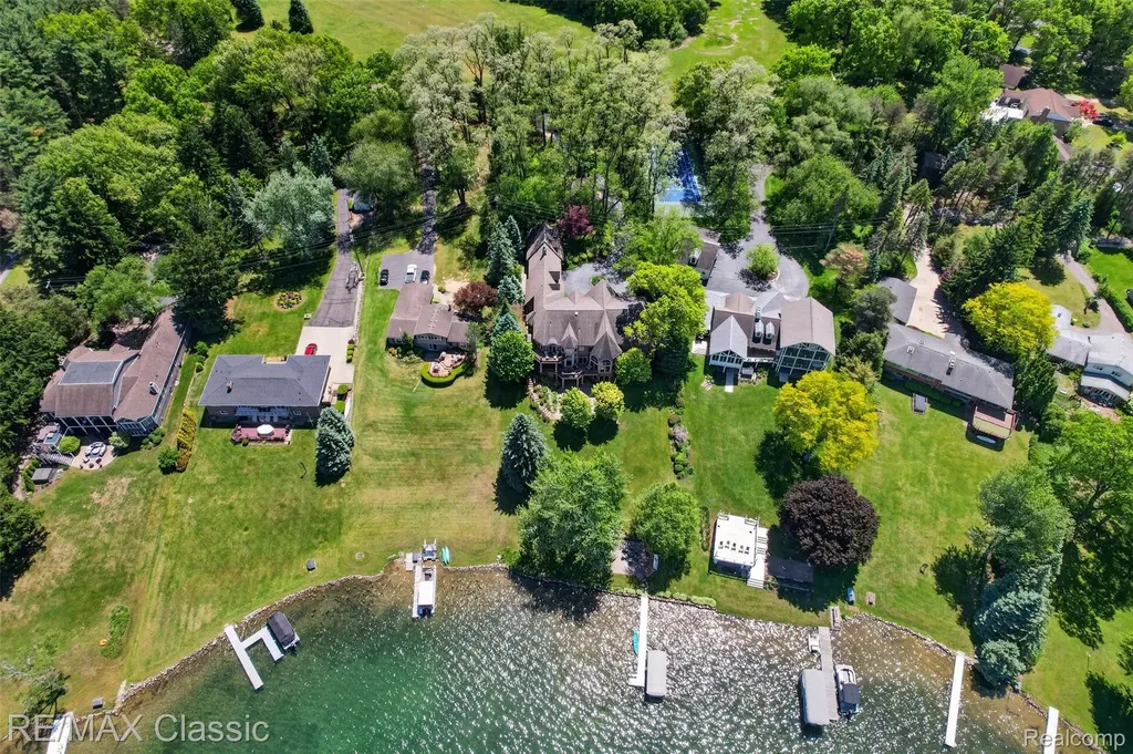2360 Private Drive Lake Angelus City MI 48329