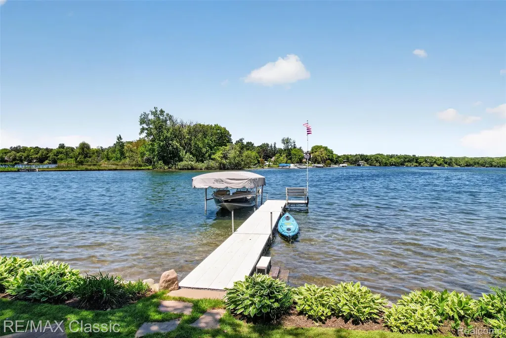 2360 Private Drive Lake Angelus City MI 48329