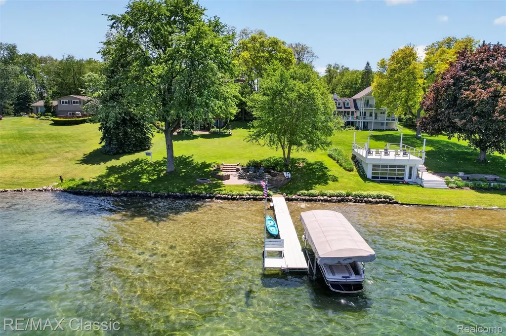 2360 Private Drive Lake Angelus City MI 48329