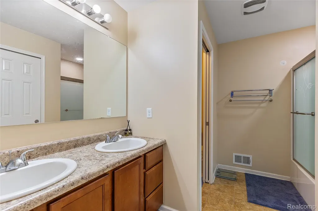 28547 Oakmonte Circle E Lyon Charter Township MI 48165
