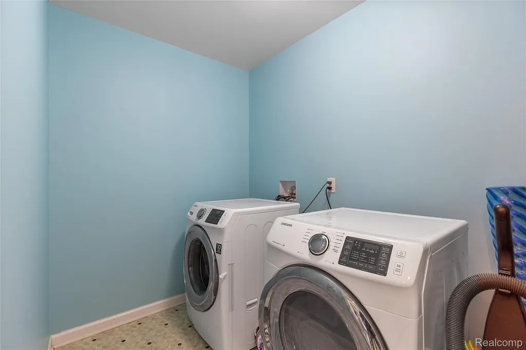 28547 Oakmonte Circle E Lyon Charter Township MI 48165