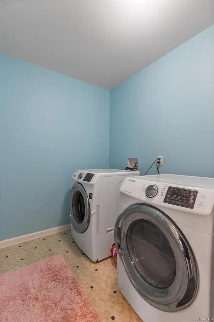 28547 Oakmonte Circle E Lyon Charter Township MI 48165
