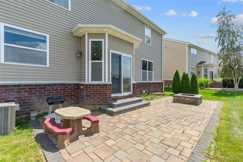 28547 Oakmonte Circle E Lyon Charter Township MI 48165