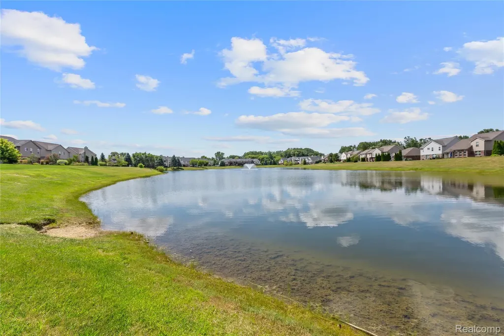 28547 Oakmonte Circle E Lyon Charter Township MI 48165