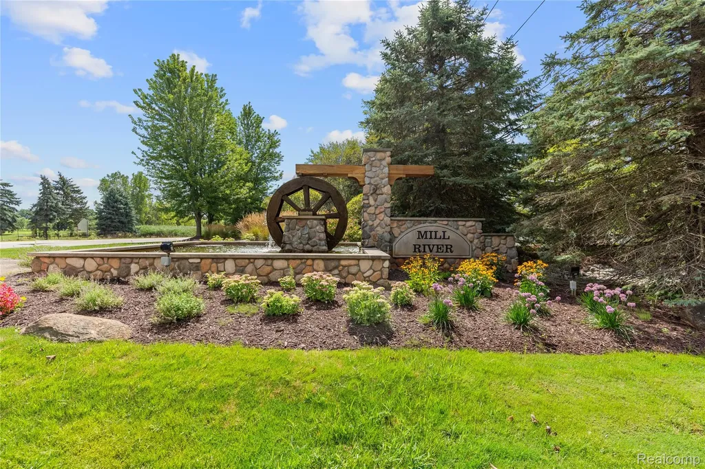 28547 Oakmonte Circle E Lyon Charter Township MI 48165