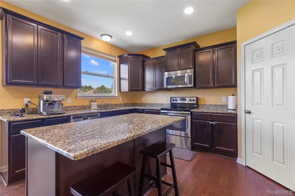 28547 Oakmonte Circle E Lyon Charter Township MI 48165