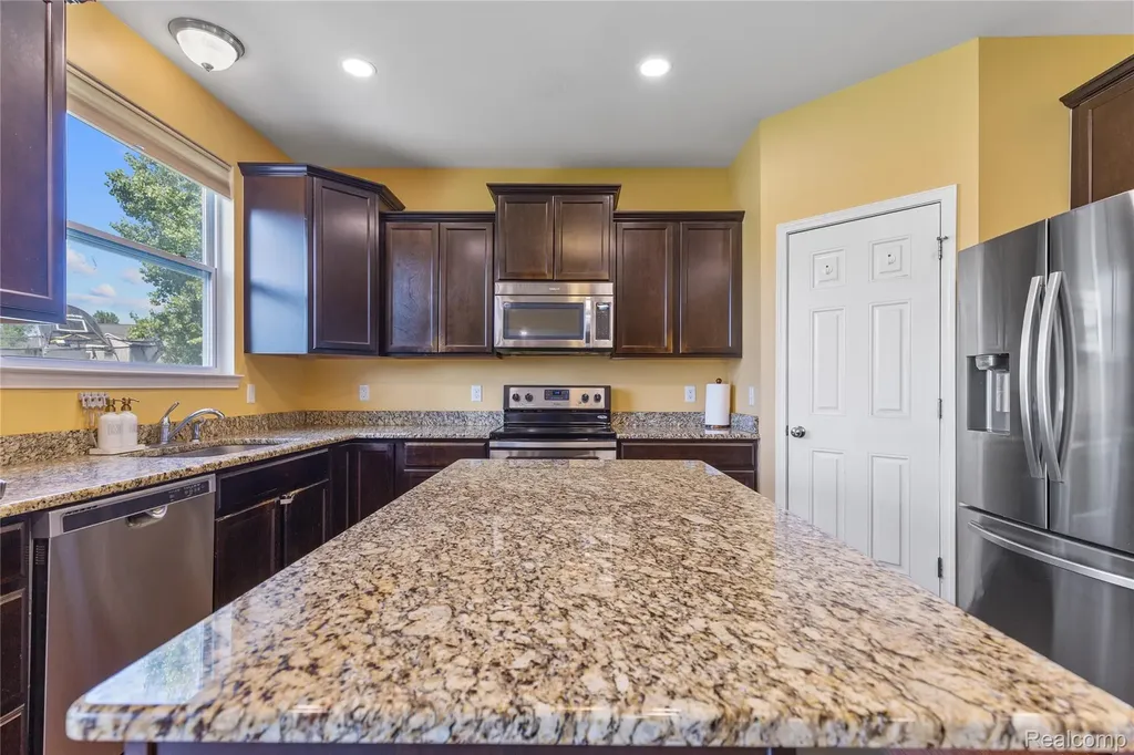 28547 Oakmonte Circle E Lyon Charter Township MI 48165