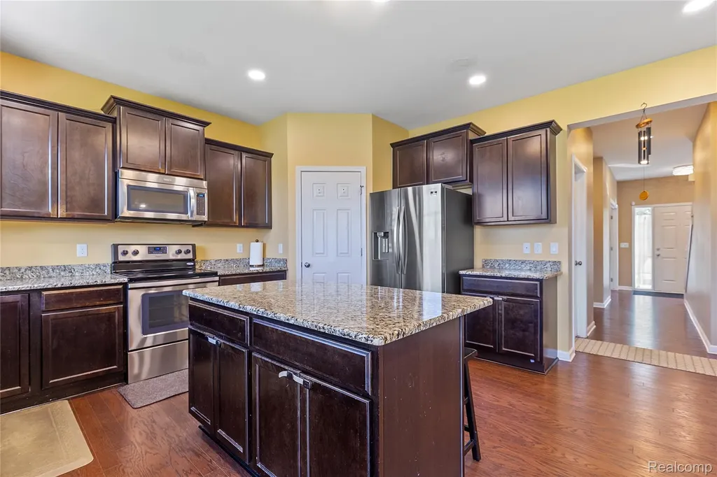 28547 Oakmonte Circle E Lyon Charter Township MI 48165