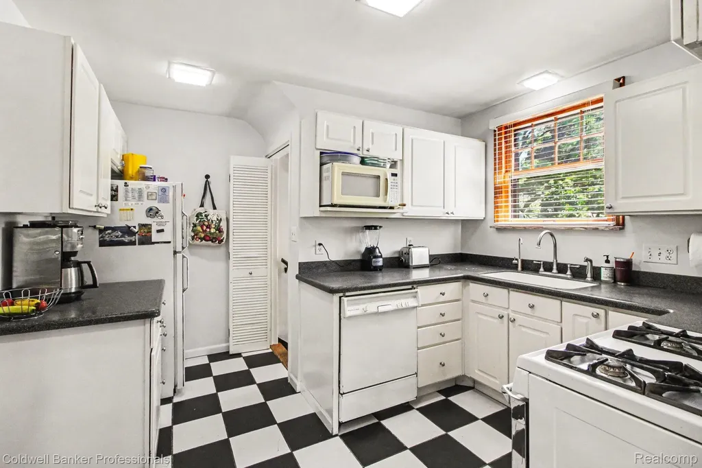 42 Wellesley Drive Pleasant Ridge City MI 48069