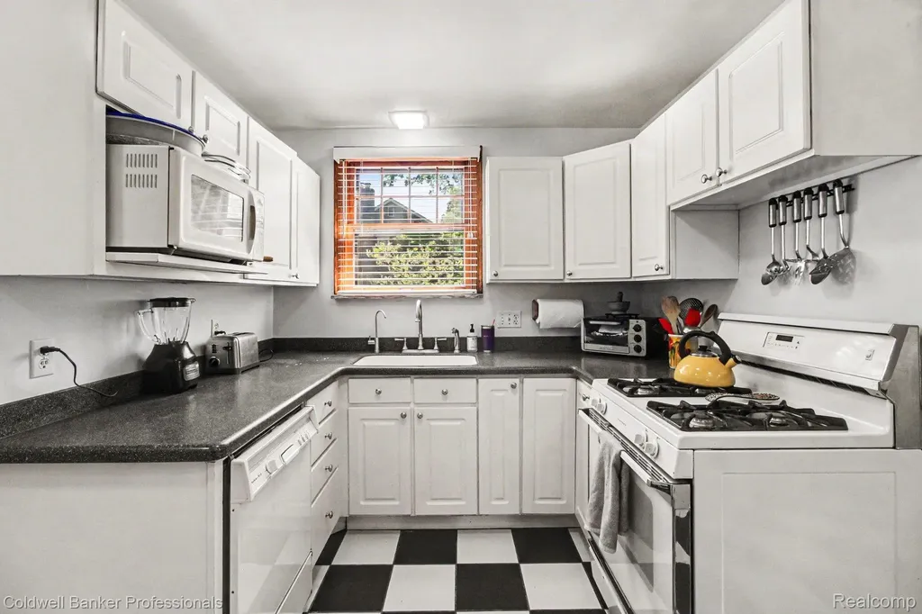 42 Wellesley Drive Pleasant Ridge City MI 48069
