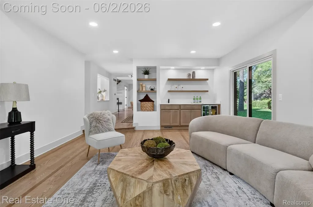 2141 Hickory Leaf Court N Rochester Hills City MI 48309