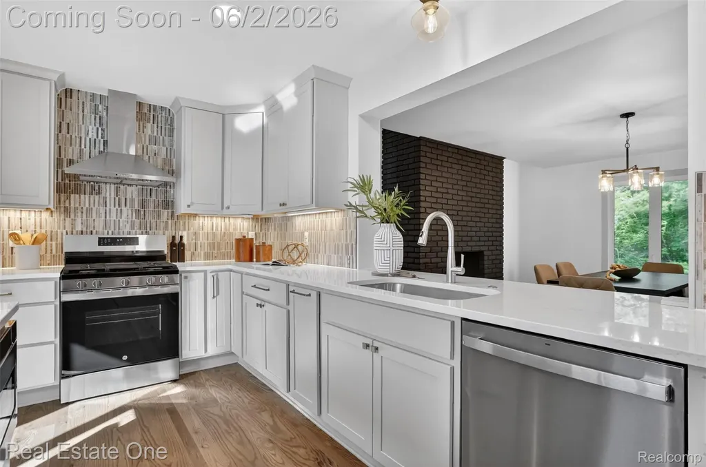 2141 Hickory Leaf Court N Rochester Hills City MI 48309