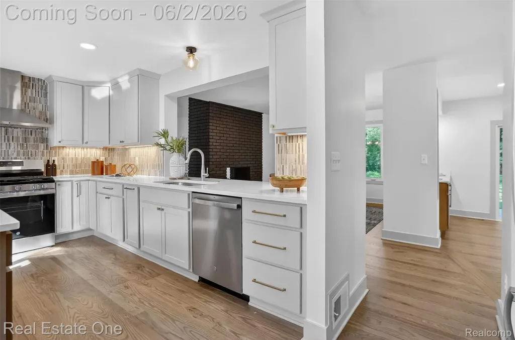 2141 Hickory Leaf Court N Rochester Hills City MI 48309