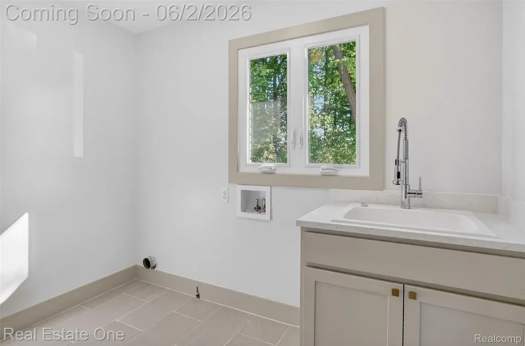 2141 Hickory Leaf Court N Rochester Hills City MI 48309