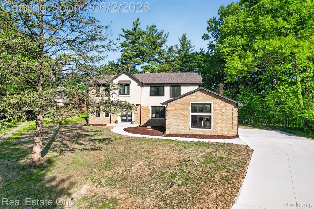 2141 Hickory Leaf Court N Rochester Hills City MI 48309