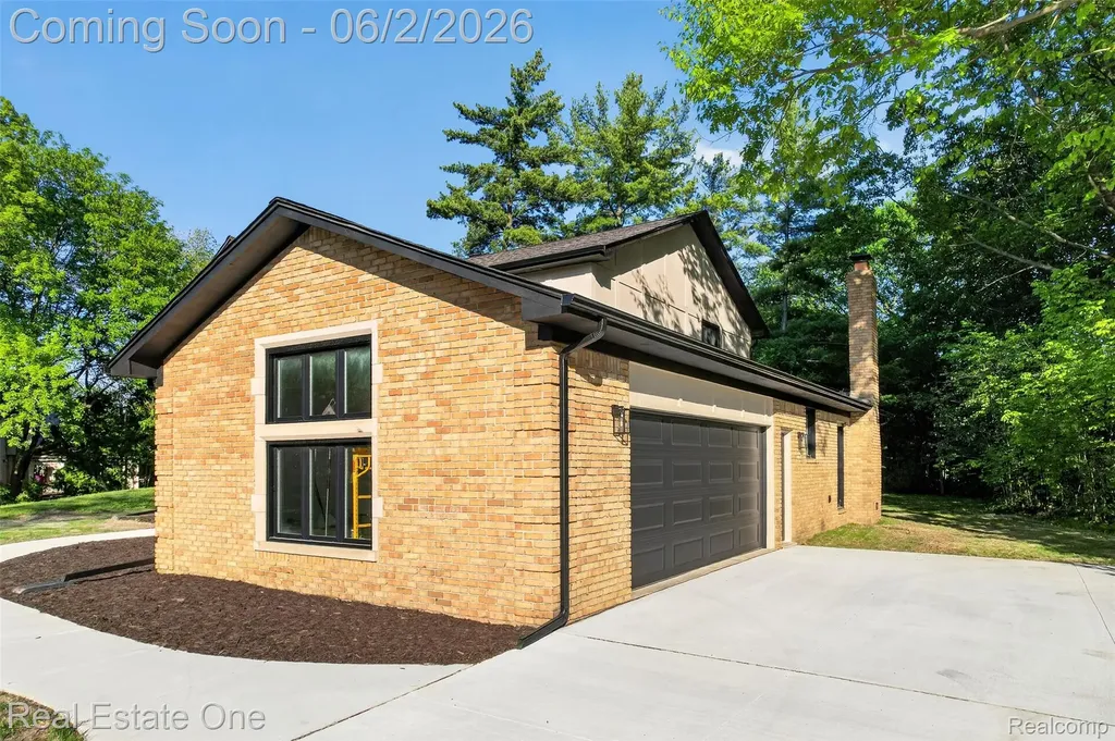 2141 Hickory Leaf Court N Rochester Hills City MI 48309