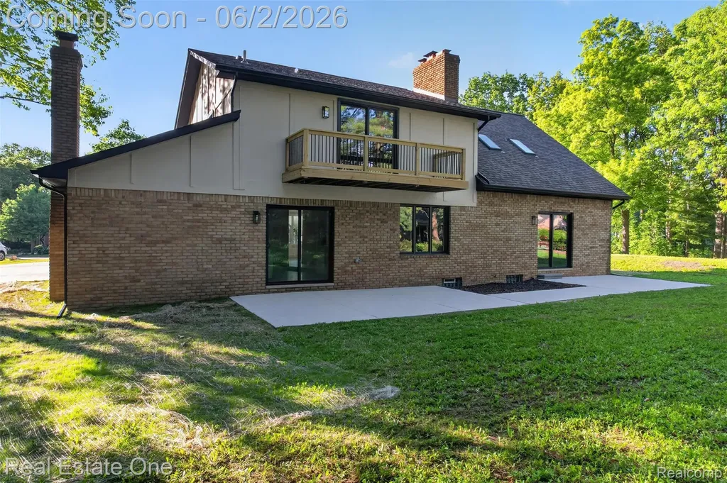 2141 Hickory Leaf Court N Rochester Hills City MI 48309