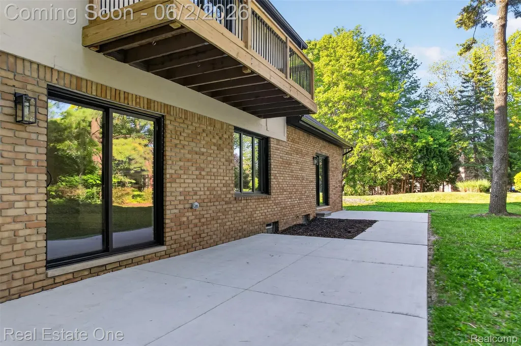 2141 Hickory Leaf Court N Rochester Hills City MI 48309