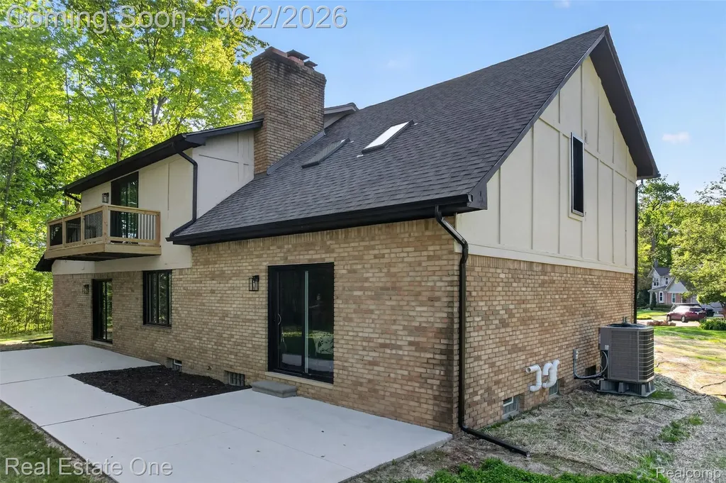 2141 Hickory Leaf Court N Rochester Hills City MI 48309