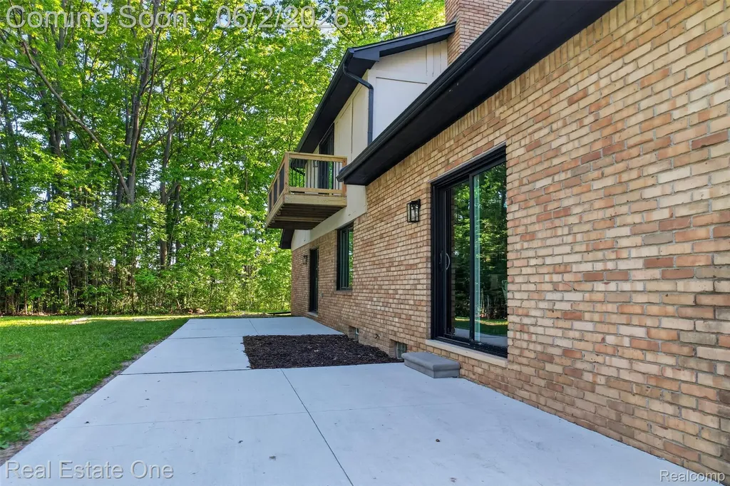 2141 Hickory Leaf Court N Rochester Hills City MI 48309