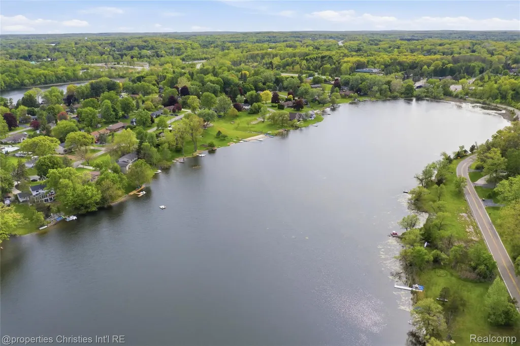 6672 Seth Court Independence Charter Township MI 48348